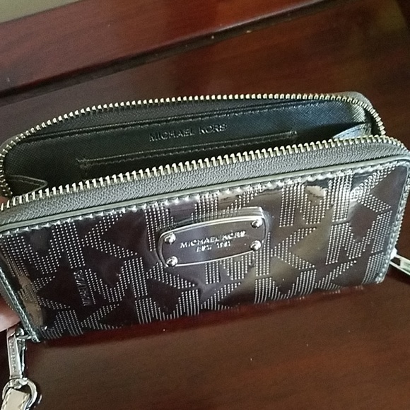 Michael Kors  mettalic leather wristlet wallet - Picture 3 of 3
